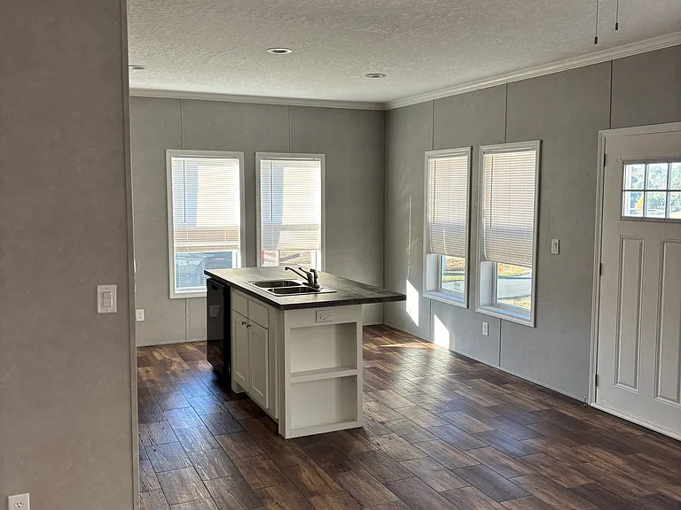 27 Charlotte Ln — Photo 4