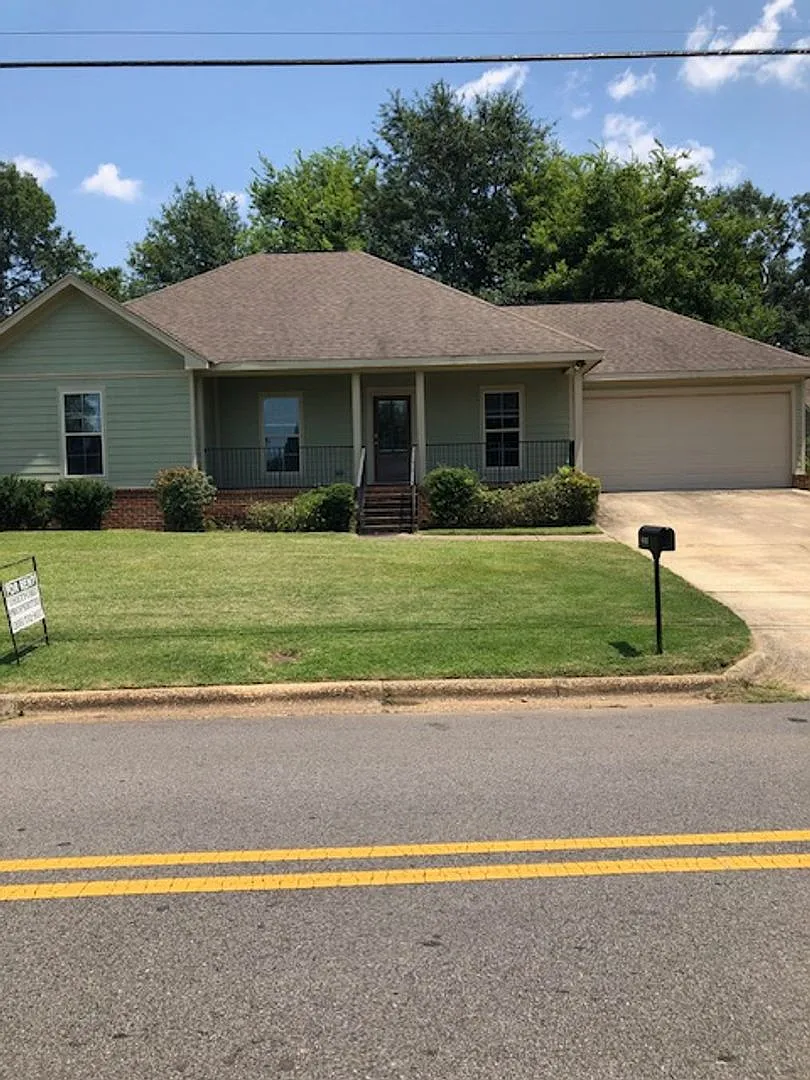 Leasing for Fall 2027 2203 Forest Lake Drive 3 Bed/ 3 Bath House — Photo 1