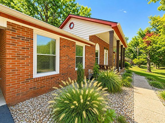 5th image of 402 Wildflower Dr