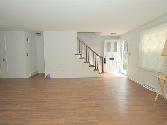 5th image of 55 Oakbrook Dr APT C