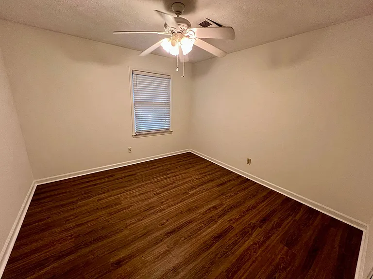 1402 Northgate Dr — Photo 10