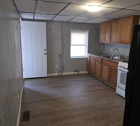 3rd image of 33 Merrick St #1