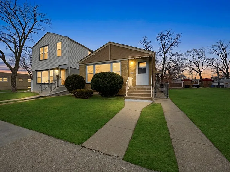 4605 S Laramie Ave — Photo 2