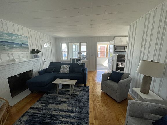 4th image of 11 Tuttle Ave #Up