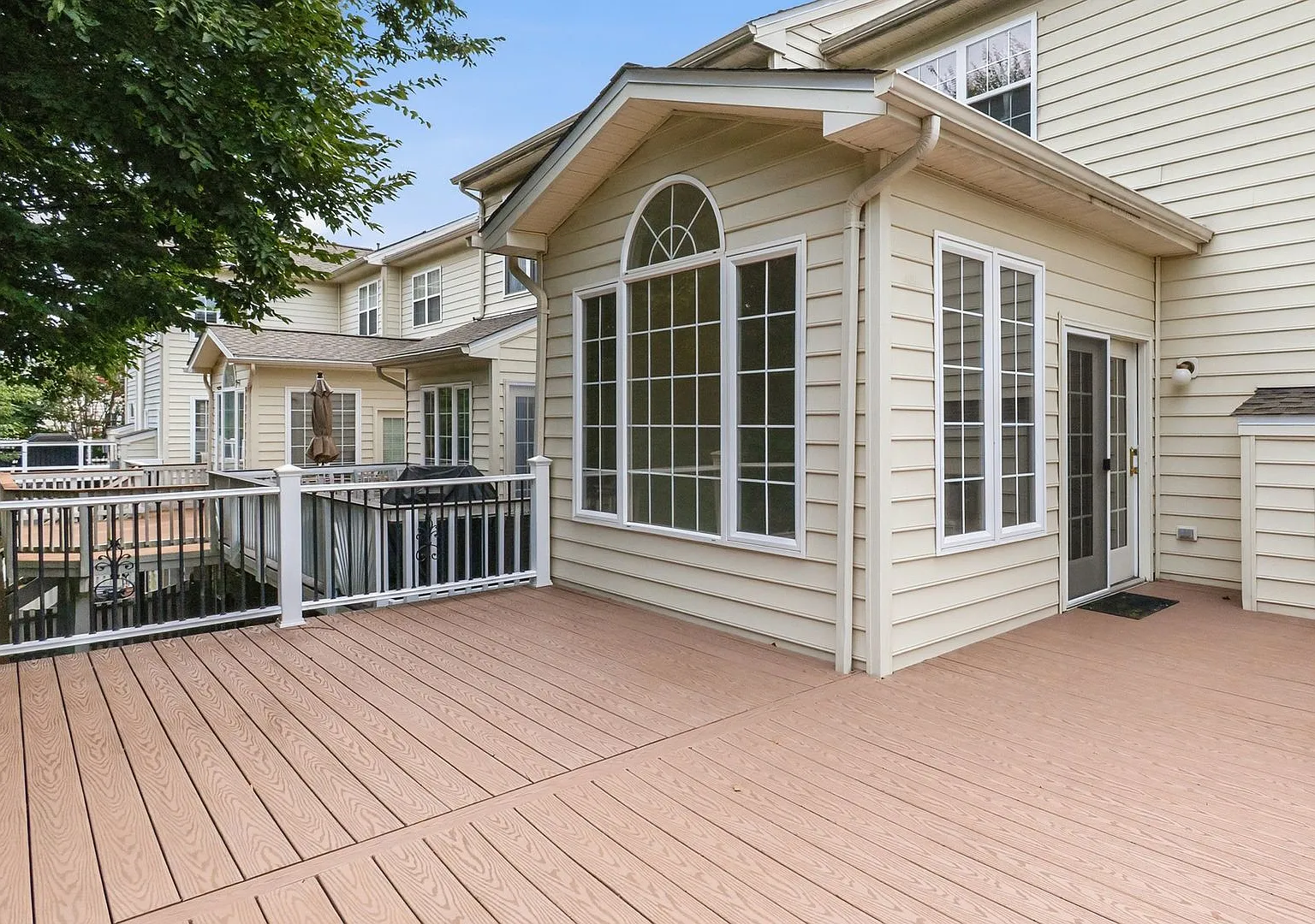 Stunning 4BR Townhome in Belmont Country Club Gated, Golf Course Community — Photo 2
