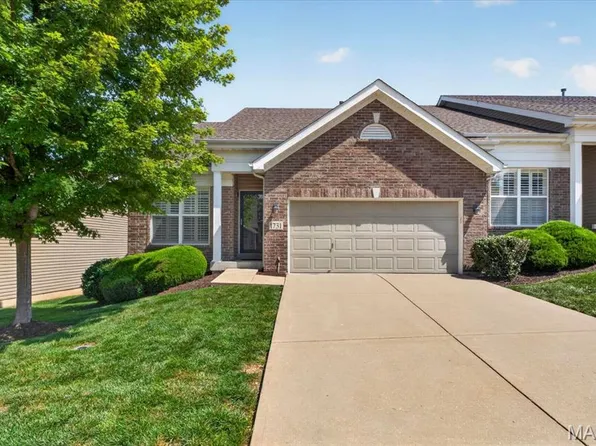 1731 Preston Centre Dr, Fenton, MO 63026