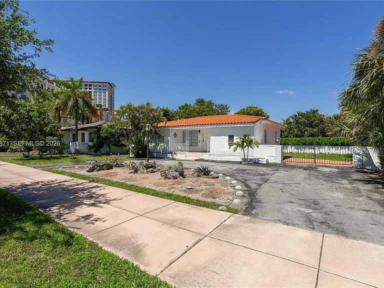 3021 Coconut Grove Dr — Photo 20