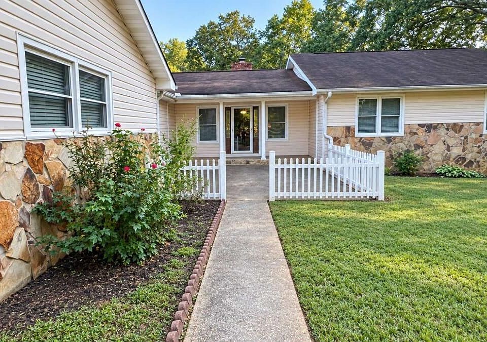 1st image of 330 Southmoor Cir