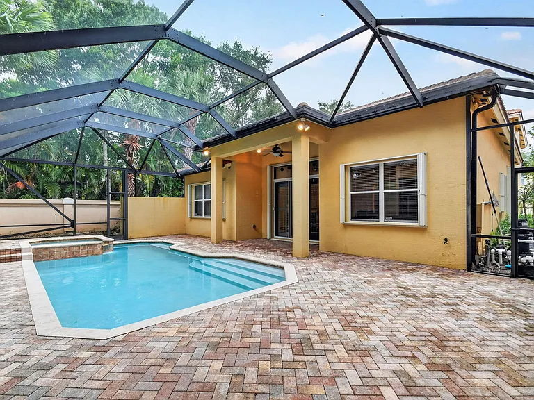 10247 Isle Wynd Ct — Photo 24