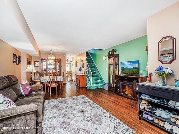 3rd image of 298 Tanglewood Dr