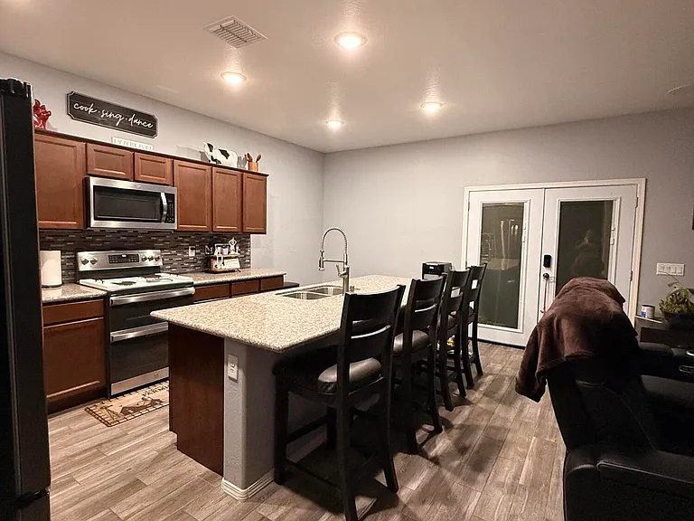 2924 N Taylor Ln — Photo 4