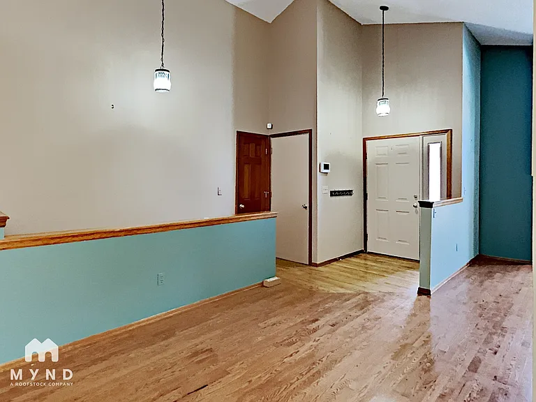 2402 S Gray Dr — Photo 2