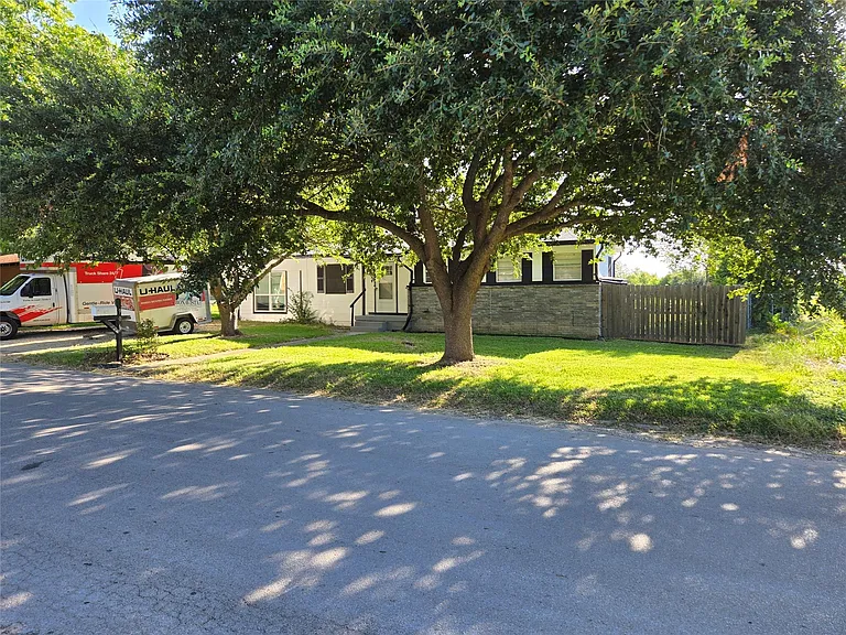 906 Debus Dr — Photo 2