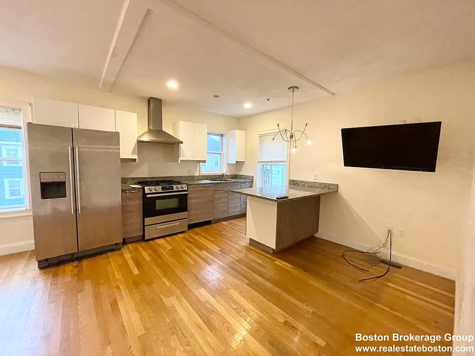 128 Hillside St #2