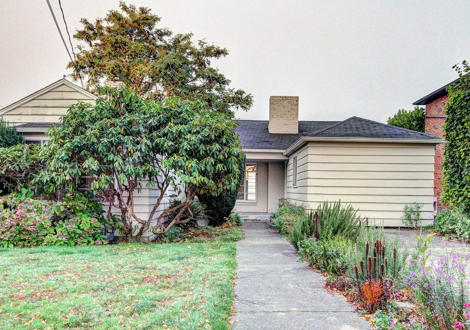 Beautiful 1940's home with stunning view of Pufet sound- Lease takeover through 6/30/2027 — Photo 1