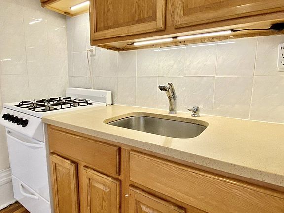 4th image of 160 Claremont Ave #J6