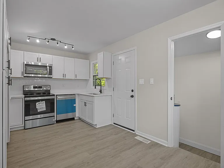 432 Springhill Dr — Photo 4