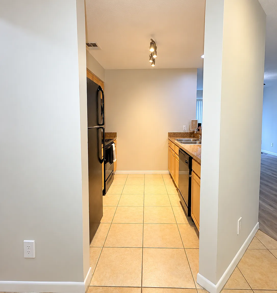 2 bed, 1100 sqft, $2,040 — Photo 2