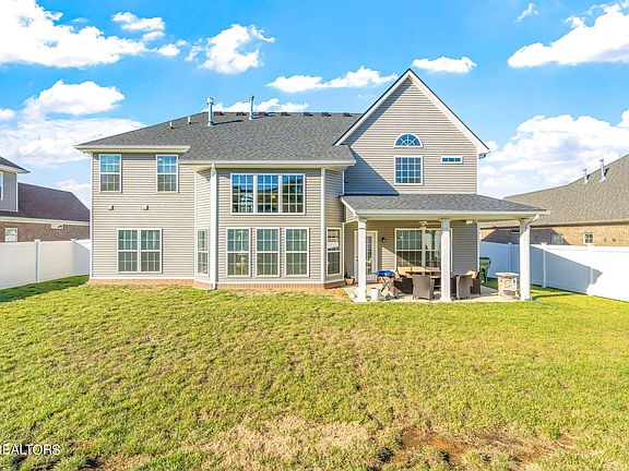 3rd image of 922 Springwood Ln