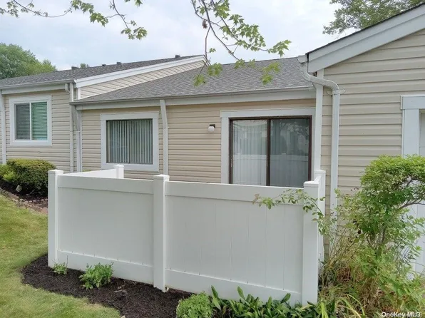 408 Bentley Court S #408, Saint James, NY 11780