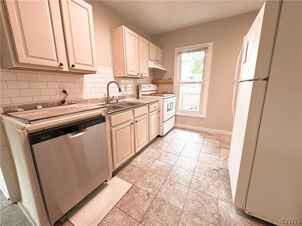 2 bed, 1.0 bath, 1496 sqft, $1,100 — Photo 4
