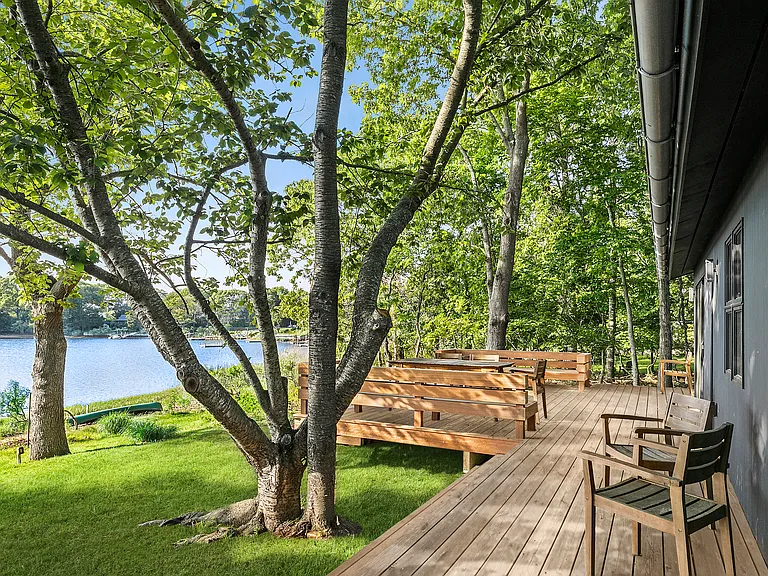 33 Bluff Point Rd — Photo 1