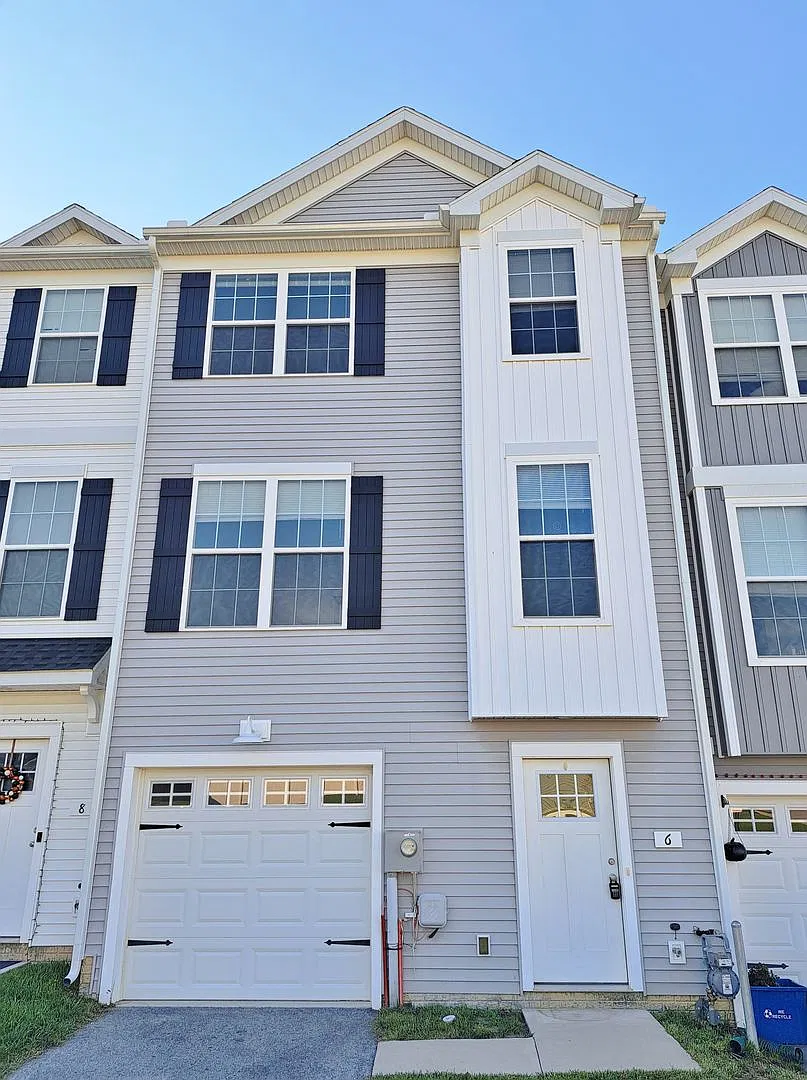 3 Bed / 2-1/2 Bath Single Family Townhome — Photo 2