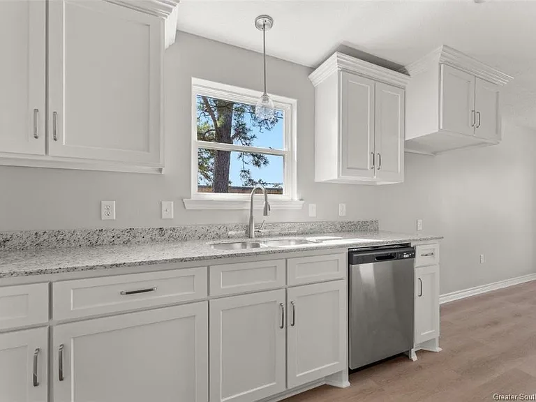 211 N Gladys St — Photo 3