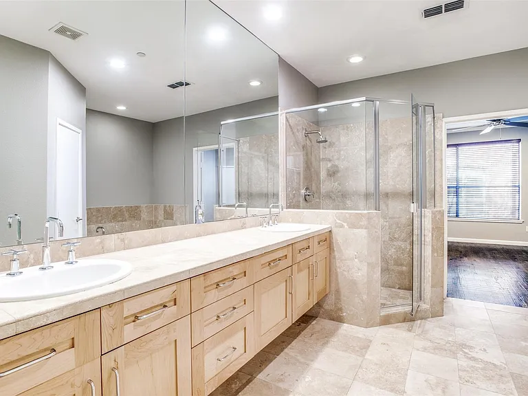 2411 N Hall St #20 — Photo 12
