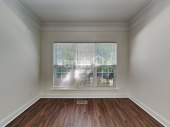 5th image of 2429 Adelaide Dr