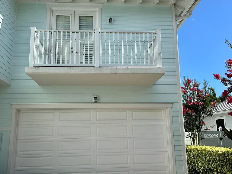 1039 Tiki Dr — Photo 1