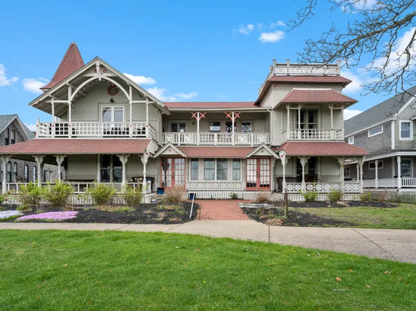 61 E Ocean Ave, Oak Bluffs, MA 02557