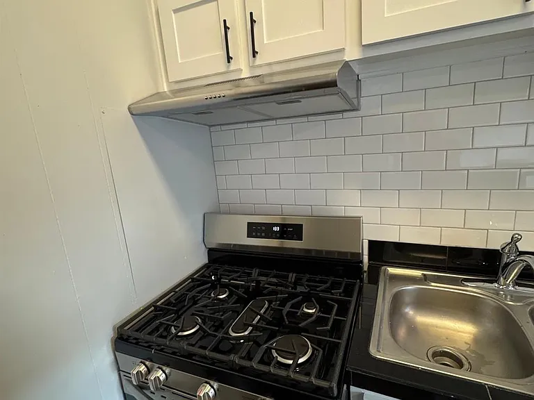 608 W 51st St #104 — Photo 5