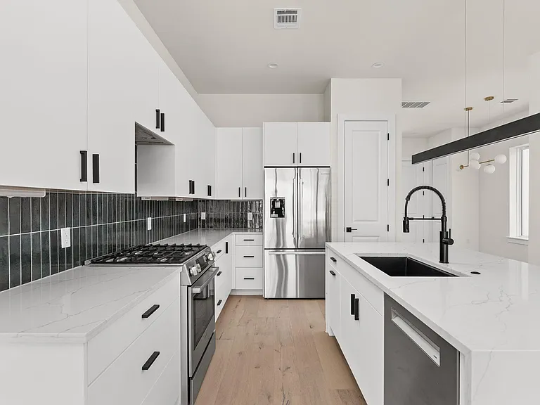 1402 Summit St #B — Photo 10