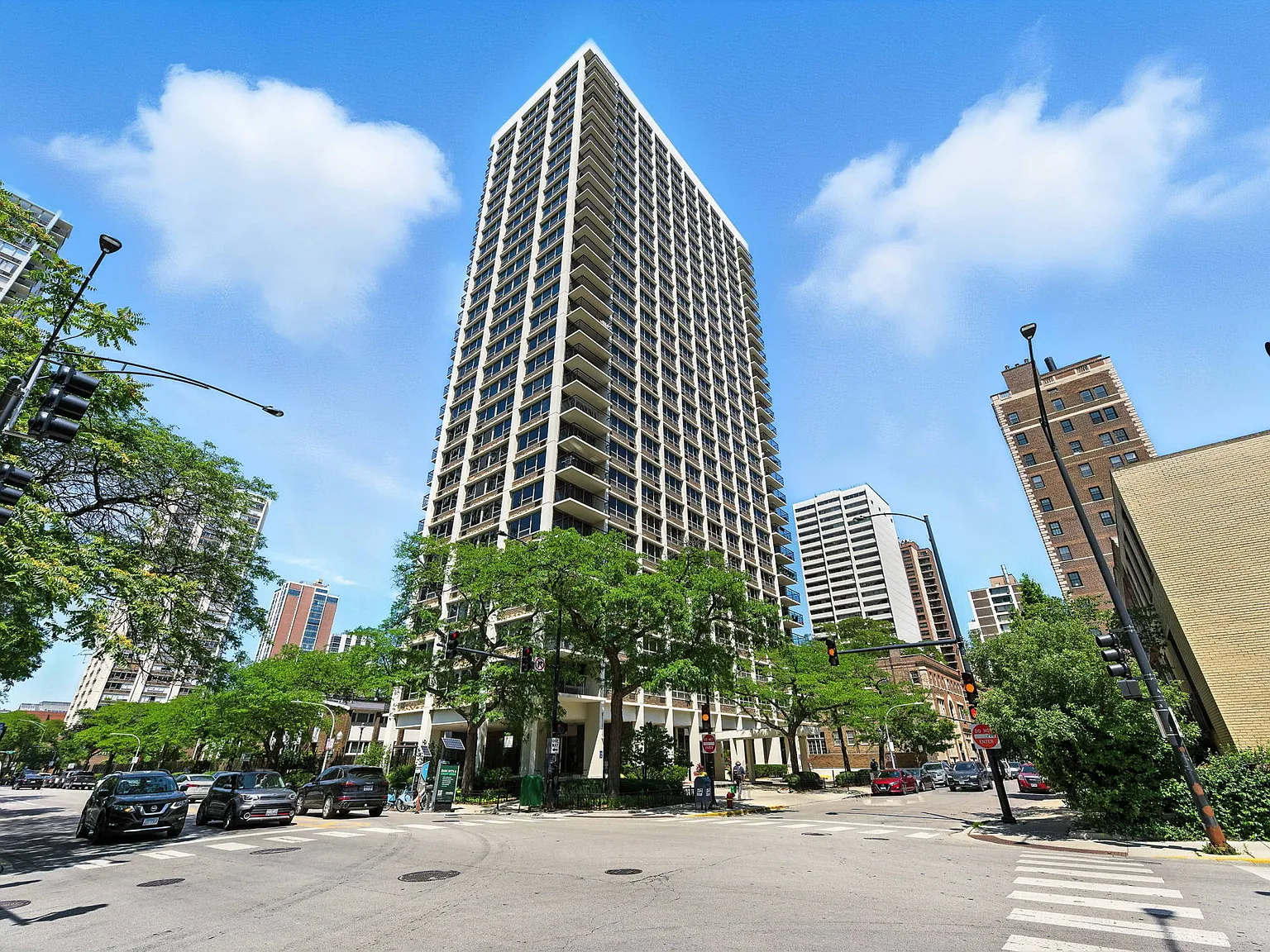 2 bed, 900 sqft, $3,875 — Photo 1