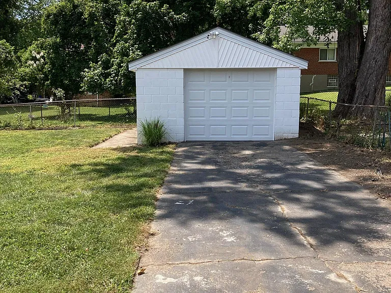 4917 Charlemar Dr — Photo 22