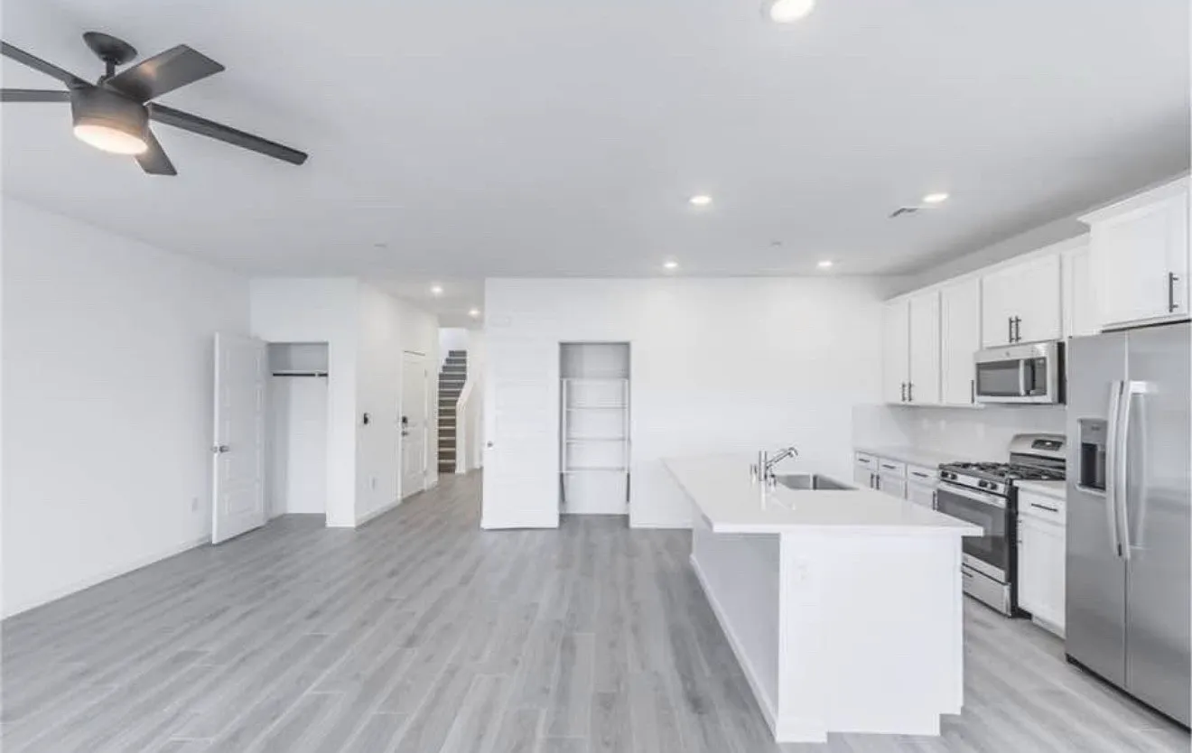 4 bed, 2.5 bath, 2588 sqft, $3,000 — Photo 3
