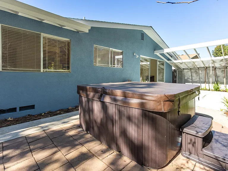 Hot tub for 6+