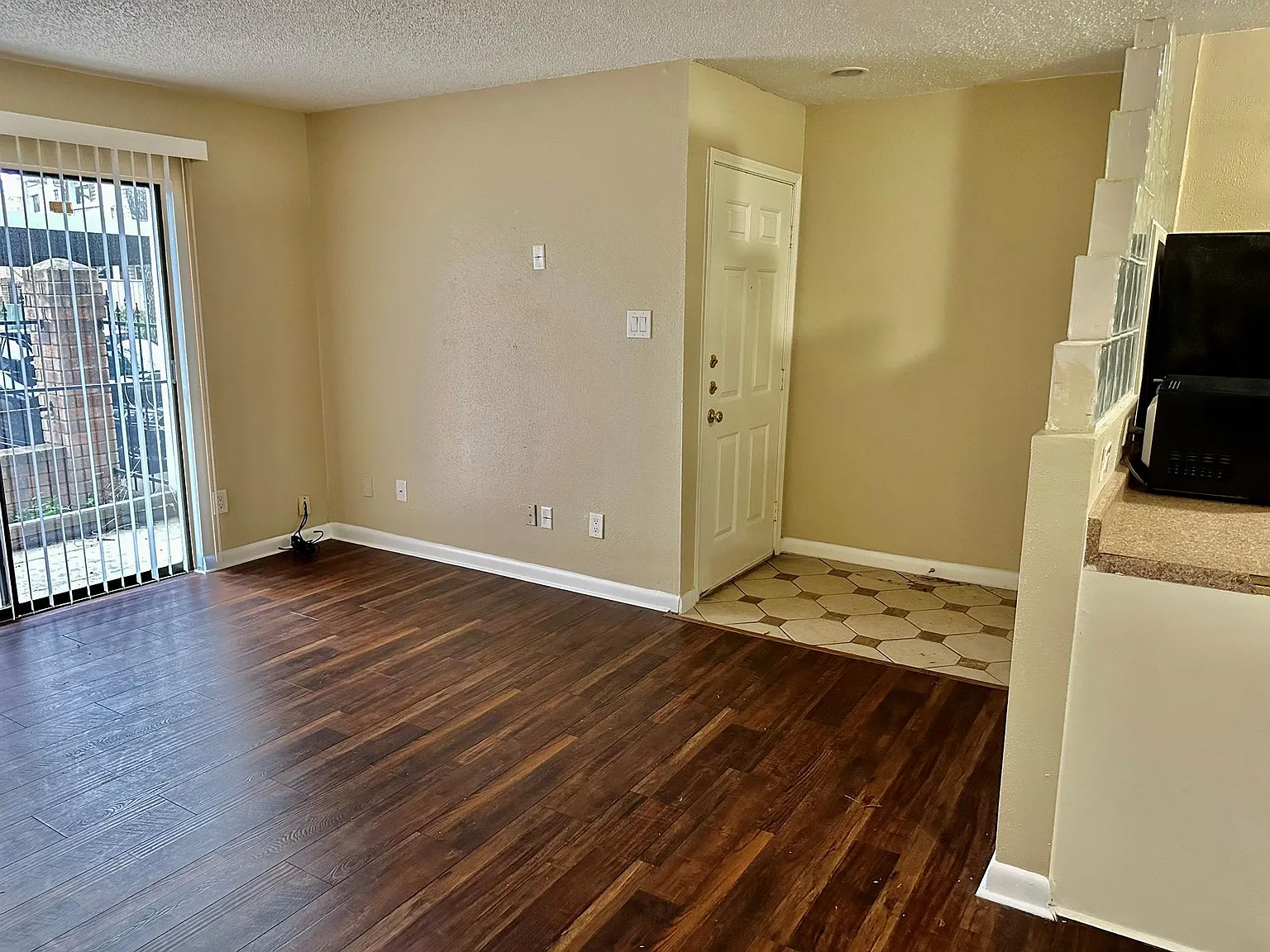 2 bed, 1.0 bath, 796 sqft, $999 — Photo 2