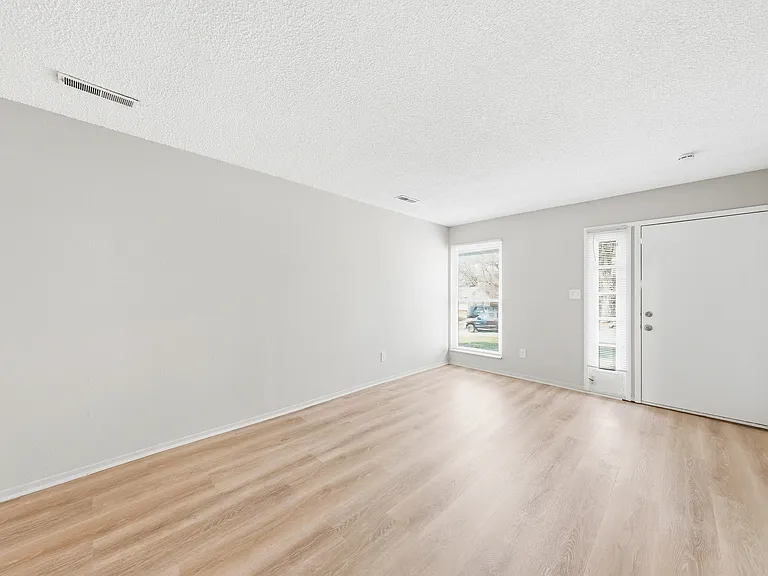 2415 Shirley Ave — Photo 17