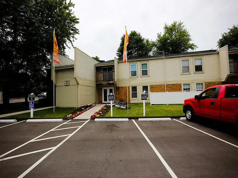 Casalon Parkway Apartments — Photo 10