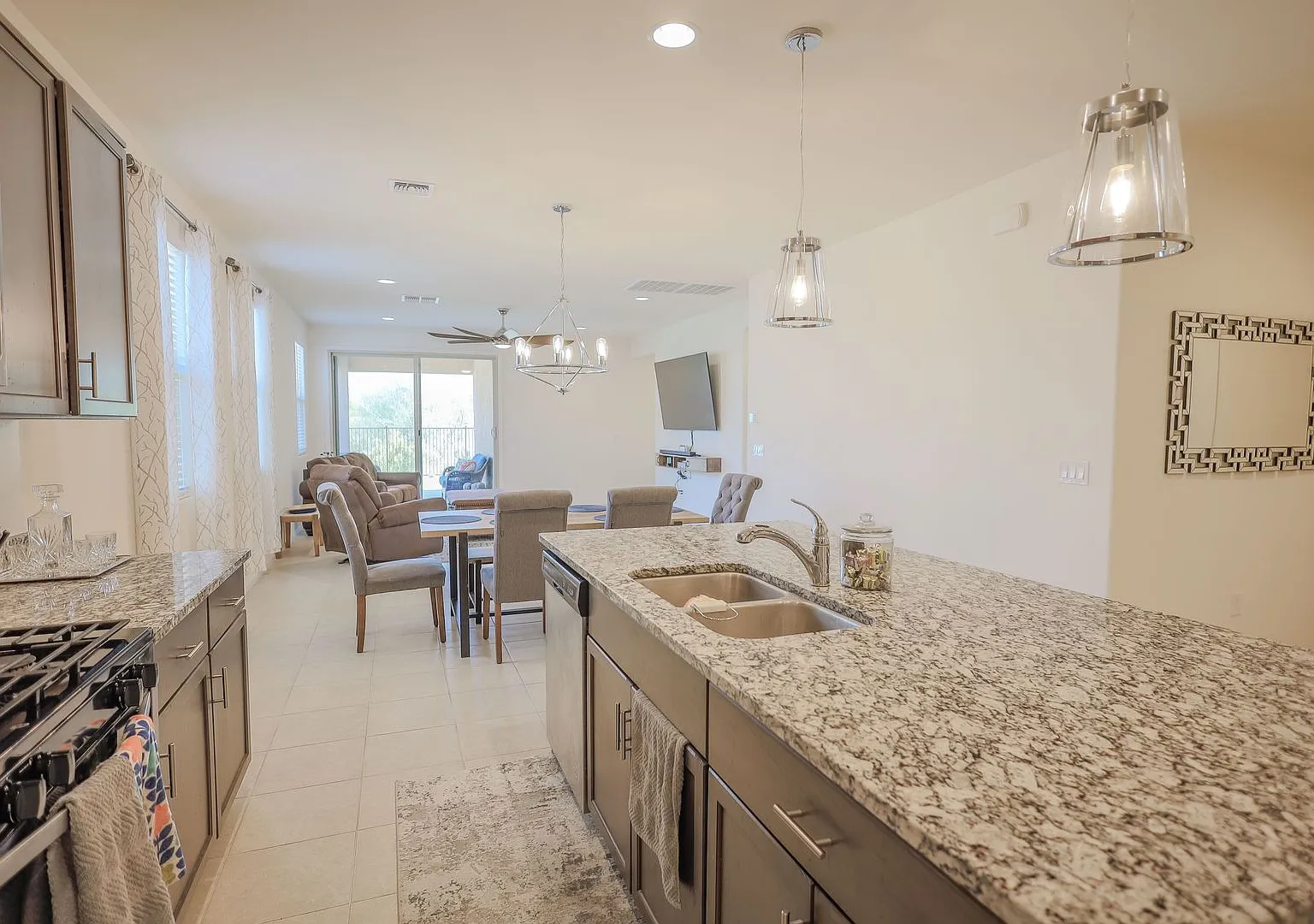 Spacious 4-Bedroom Home with Mountain Views & Beautiful Backyard — Photo 4