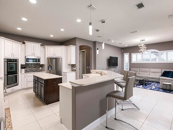 4th image of 303 Sandhurst Dr