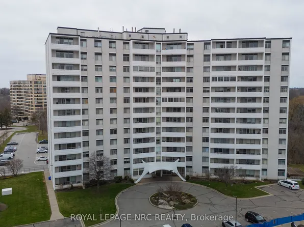 15 Towering Heights Blvd N #708, Saint Catharines, ON L2T 3G7