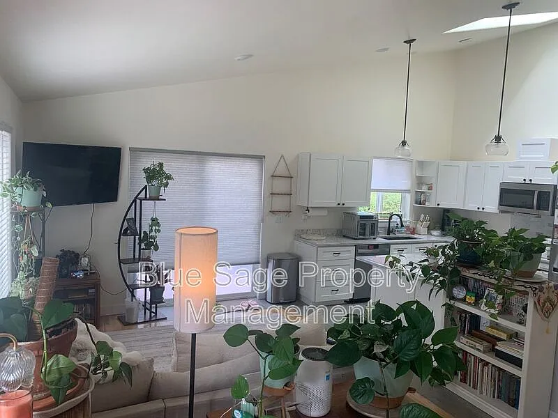 2 bed, 2.5 bath, 1296 sqft, $2,200 — Photo 2