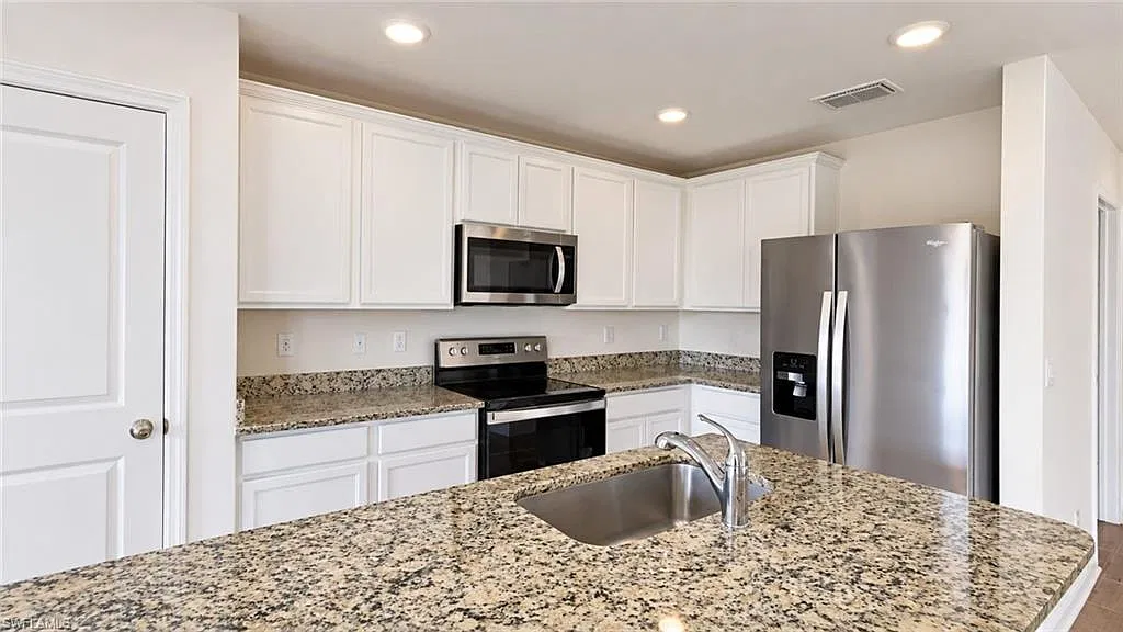 3 bed, 2.0 bath, 1680 sqft, $2,000 — Photo 4