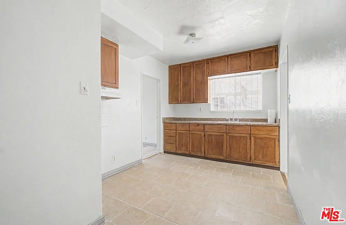 1 bed, 1.0 bath, 3002 sqft, $2,000 — Photo 3