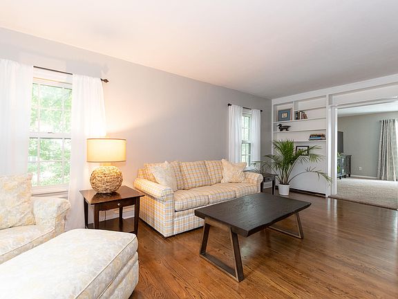 5th image of 744 Montrose Ave