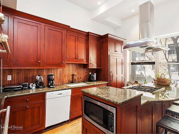 5th image of 305 W 71st St