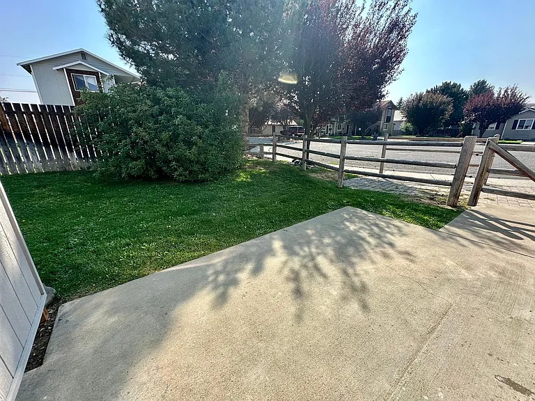 2102 N Yellowstone St — Photo 48